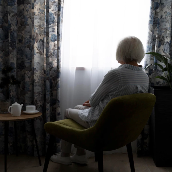 Eine ältere Mutter leidet unter psychischen Problemen.